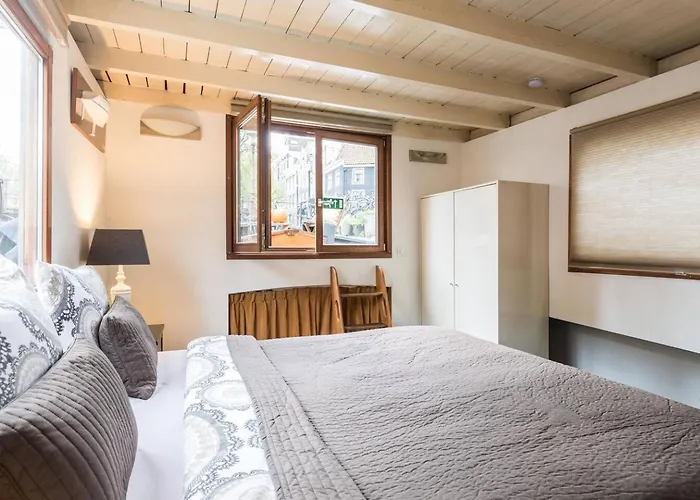 Luxury Houseboat Prince-william