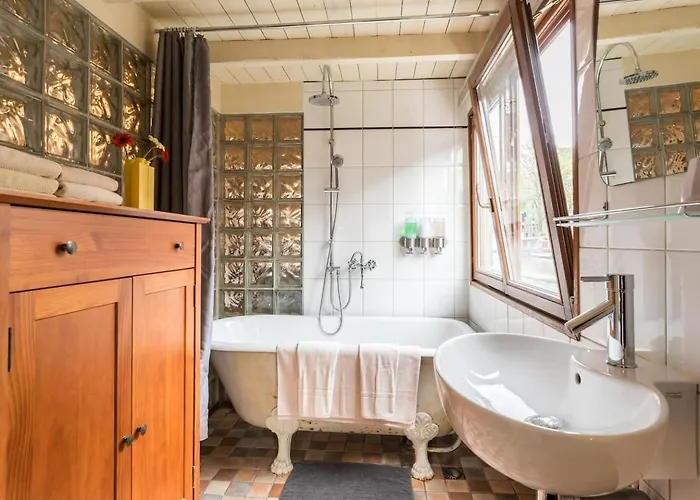 Luxury Houseboat Prince-william